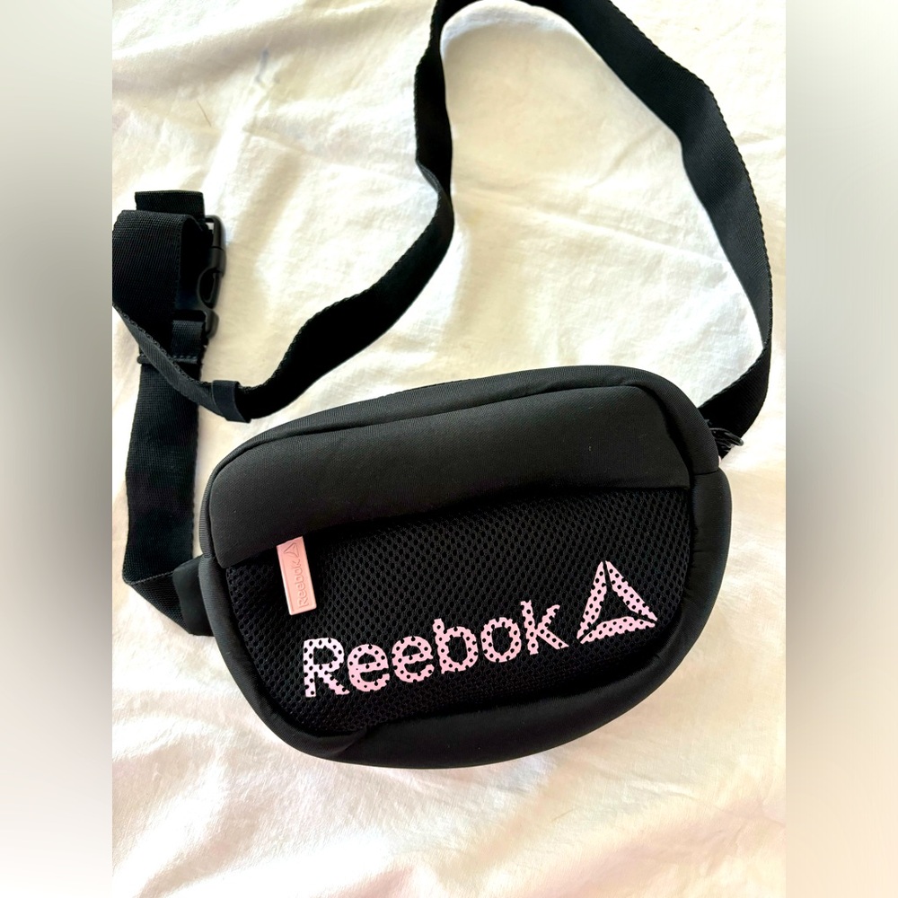 Reebok belt bag. Like new.‎ Black with pink imprint.